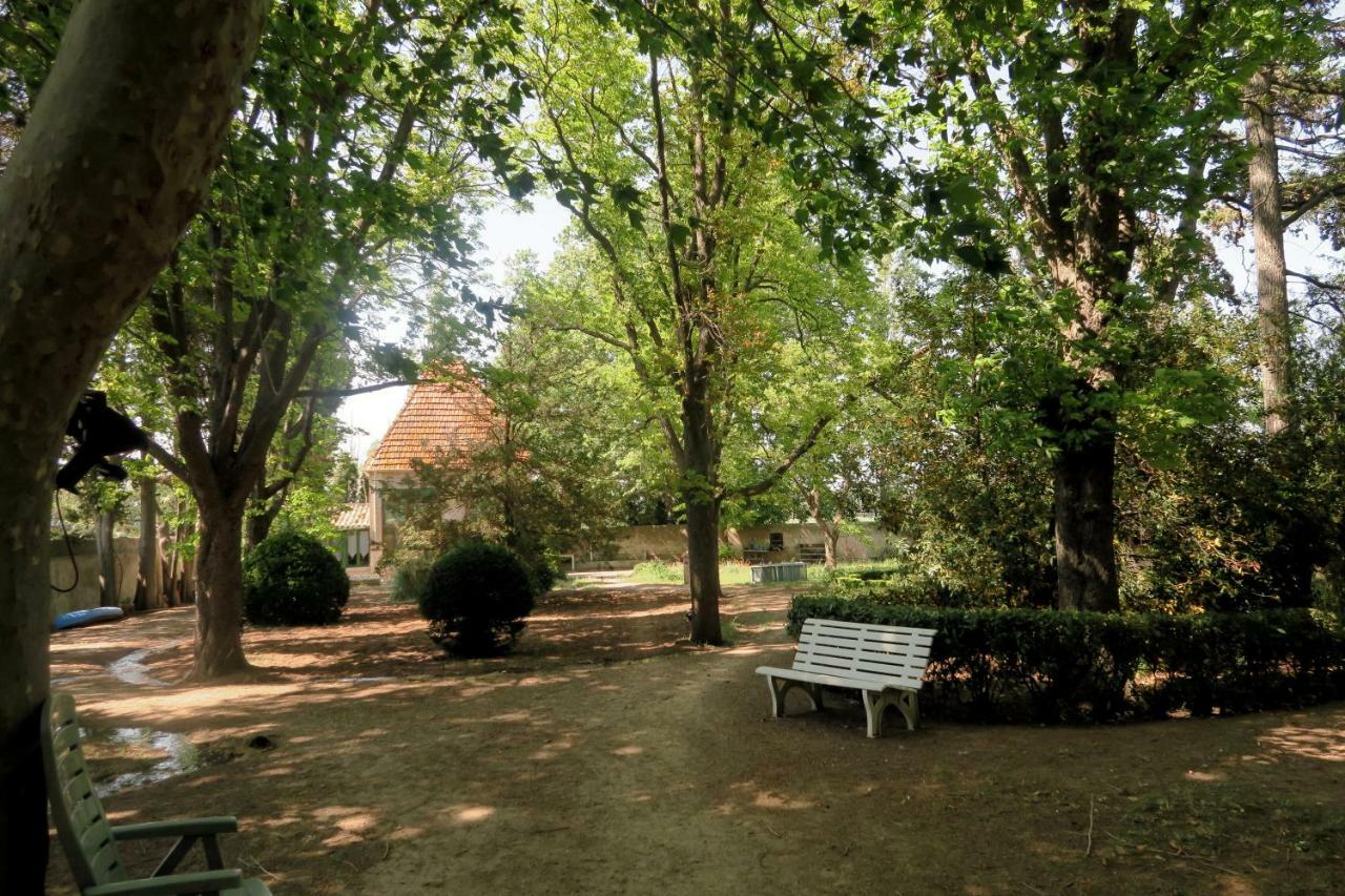 Le Domaine De Fraissinet Bed and Breakfast Ouveillan Exteriör bild