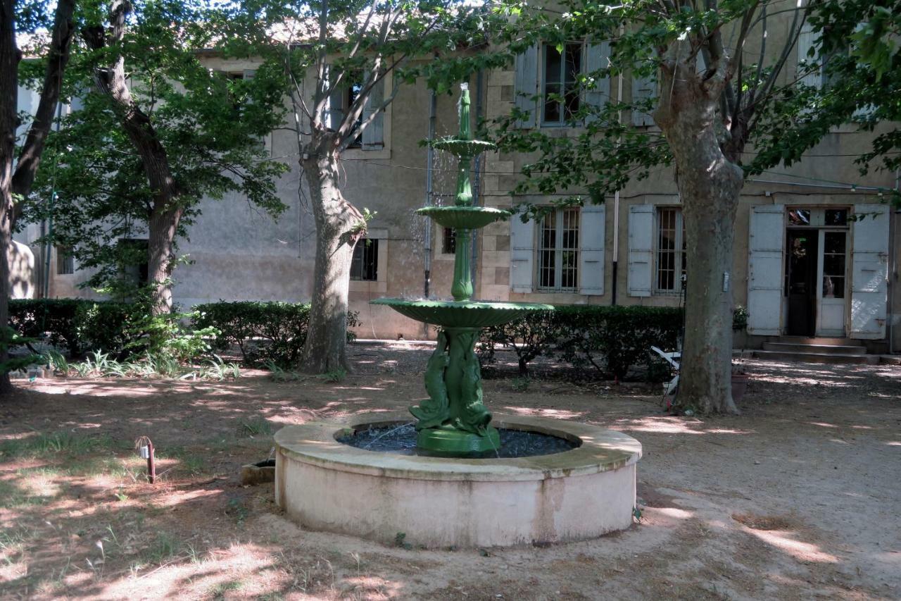 Le Domaine De Fraissinet Bed and Breakfast Ouveillan Exteriör bild